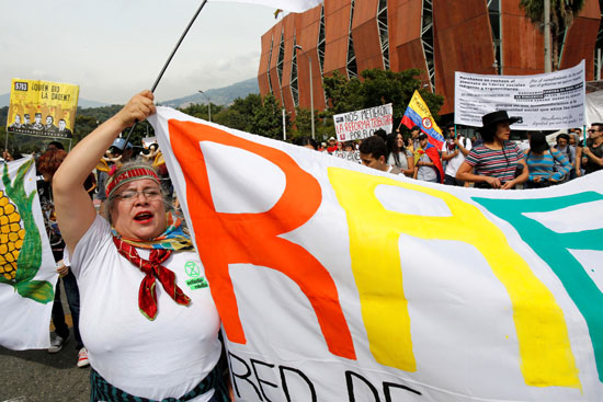 مسيرة احتفالية ضد رئيس كولومبيا
