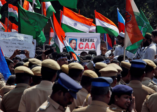 مئات المتظاهرين فى الهند