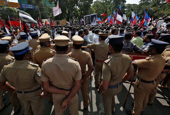 الشرطة الهندية تتصدى للمتظاهرين