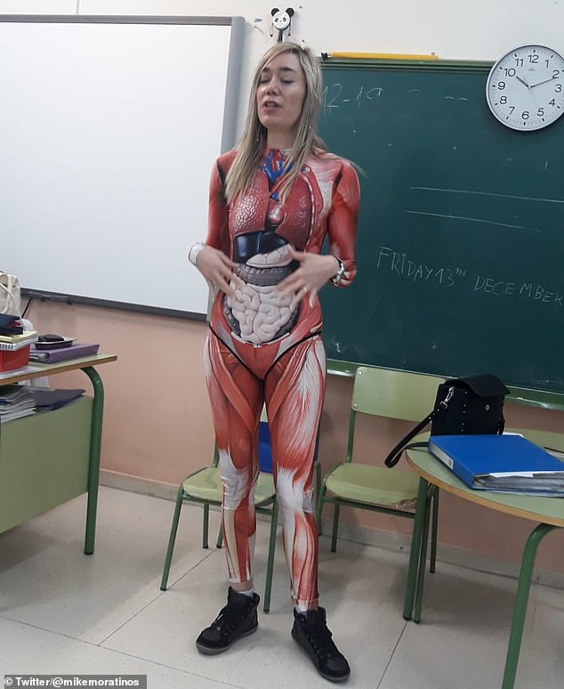 مدرسة أسبانية ترتدى بدلة مرسوم عليها أعضاء الإنسان ليفهم طلابها علم التشريح (3)