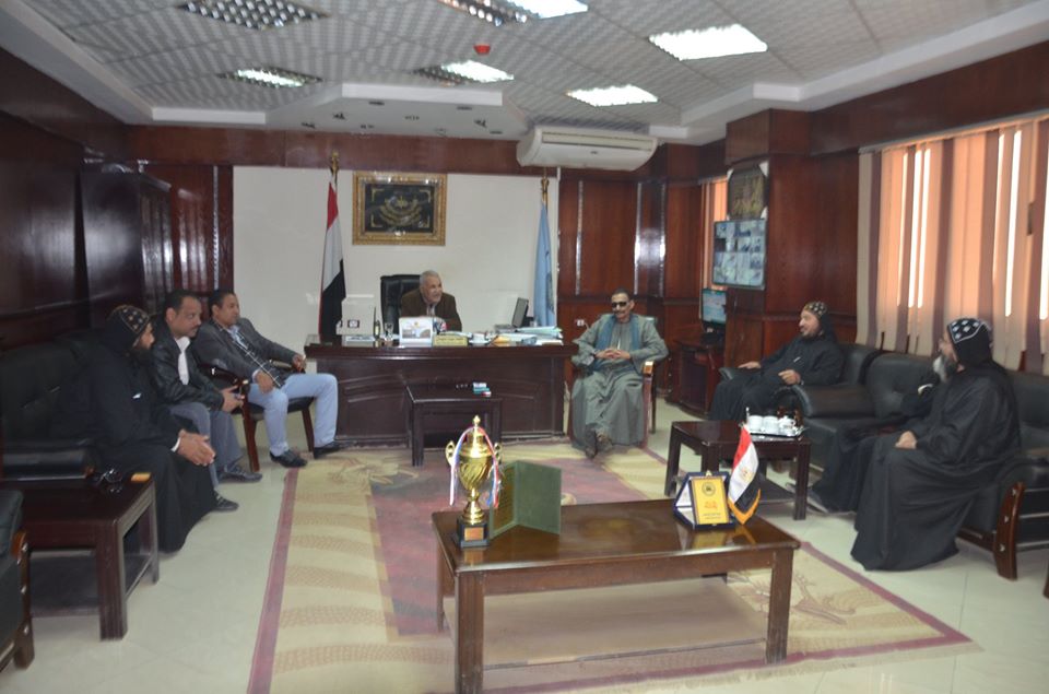 رئيس مدينة إسنا يلتقي بقيادت دير الأنبا متاؤس الفاخوري بمنطقة أصفون (2)
