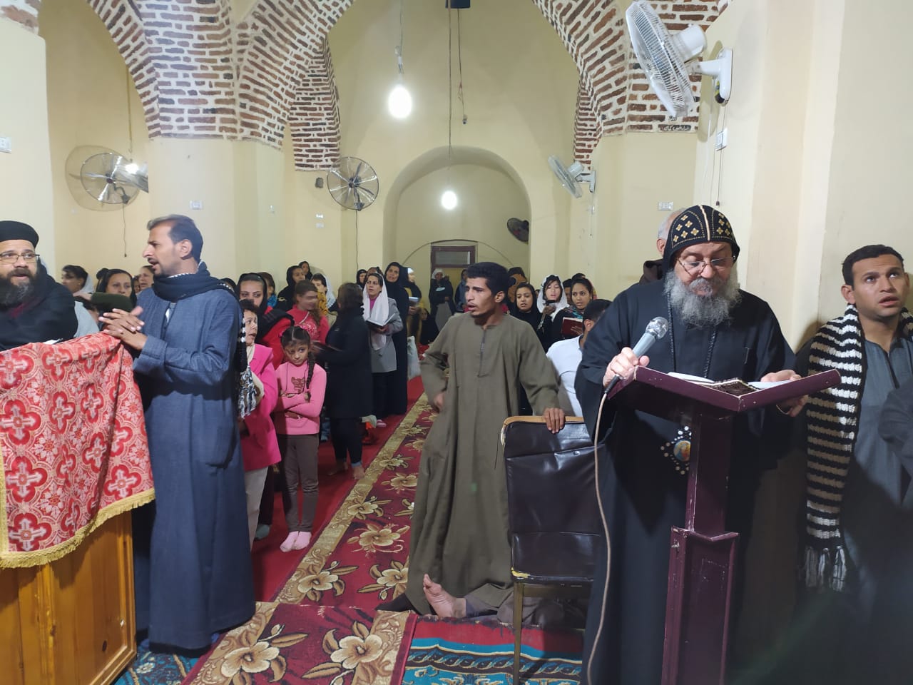 أسقف إسنا وأرمنت يقودان إحتفالات الأقباط بعيد إستشهاد الأنبا أمونيوس بدير الشهداء (2)