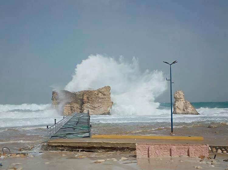الأمواج والطقس السيئ تحطم زجاج ممر حمام كليوباترا بمطروح (3)