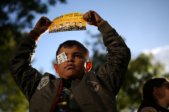 طفل يرفع صور منددة لقوات الشرطة