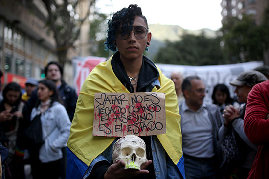 رفع لافتات مناهضة للشرطة فى كولومبيا