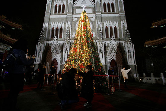 شجرة عيد الميلاد فى كاتدرائية شيشيكو