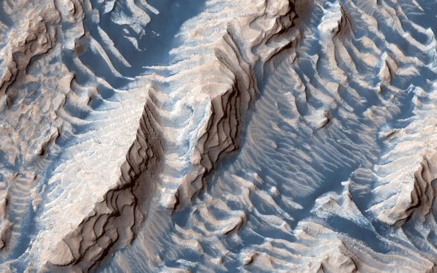 الرمال والصخور على سطح المريخ