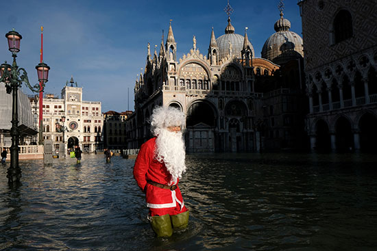 بابا نويل يقضى الكريسماس فى مياه الفيضانات