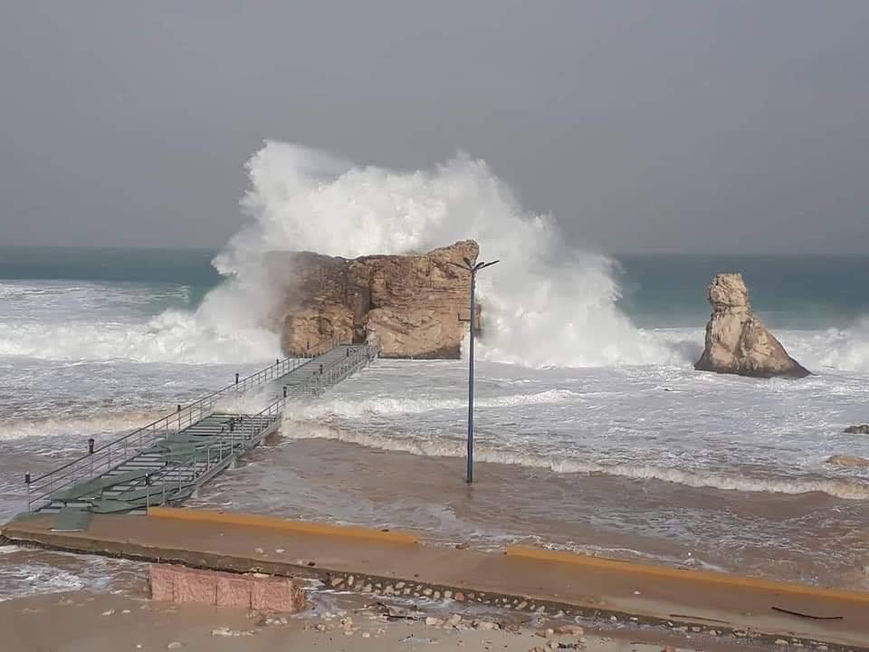الأمواج والطقس السيئ تحطم زجاج ممر حمام كليوباترا بمطروح (4)