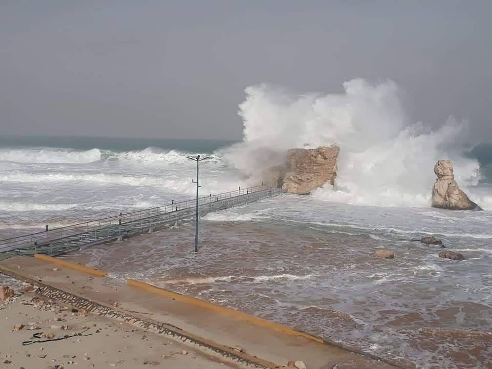 الأمواج والطقس السيئ تحطم زجاج ممر حمام كليوباترا بمطروح (2)