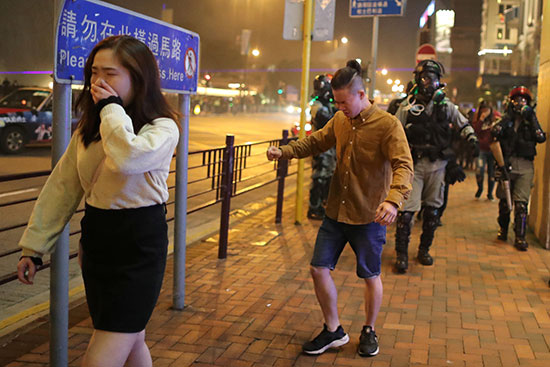 محاولات الشرطة الصينية لفض الإحتجاج