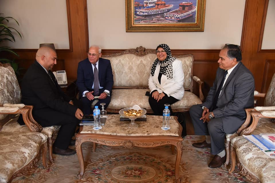 محافظ بورسعيد يلتقى منسقى مبادرة الحد من انتشار العدوى (1)