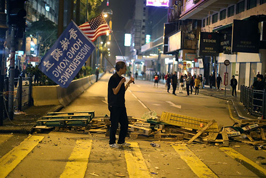 العلم الأمريكى مرفوعا فى إحتجاجات هونج كونج