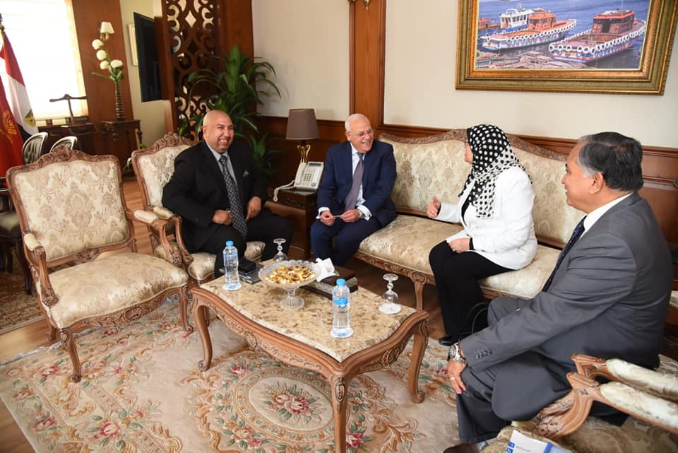 محافظ بورسعيد يلتقى منسقى مبادرة الحد من انتشار العدوى (6)