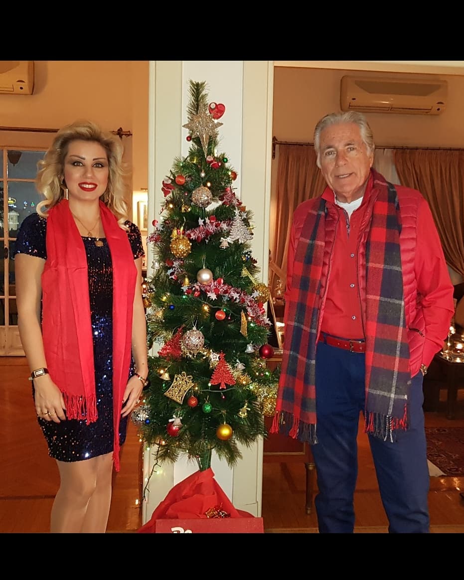 مصطفى فهمى وزوجته بجوار شجرة الكريسماس