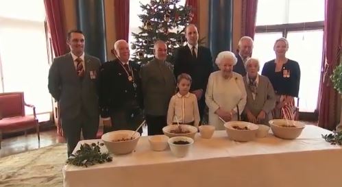 صورة تذكارية لملكة بريطانيا مع ولى العهد وأفراد العائلة المالكة