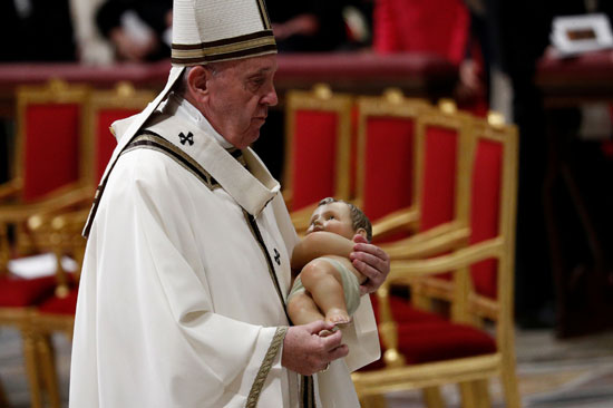 البابا فرنسيس يحمل تمثال السيد المسيح