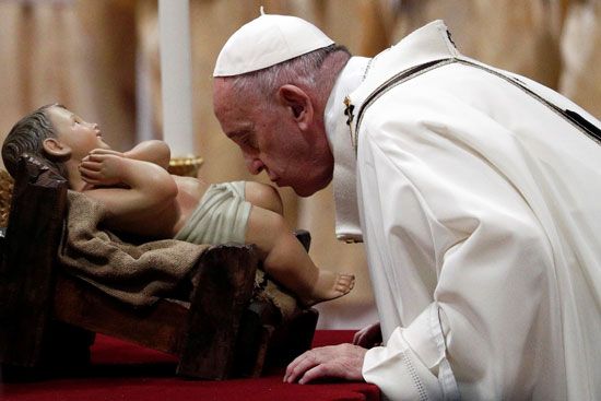 البابا فرنسيس يقبل تمثال السيد المسيح