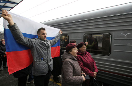 مواطن يرفع علم روسيا