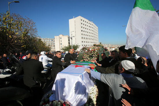 الجزائريون يودعون قايد صالح إلى مثواه الأخير