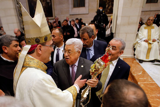 الرئيس الفلسطيني يحضر القداس في بيت لحم