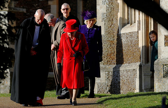 ملكة بريطانيا إليزابيث تغادر كنيسة القديسة مارى مجدلين - Copy