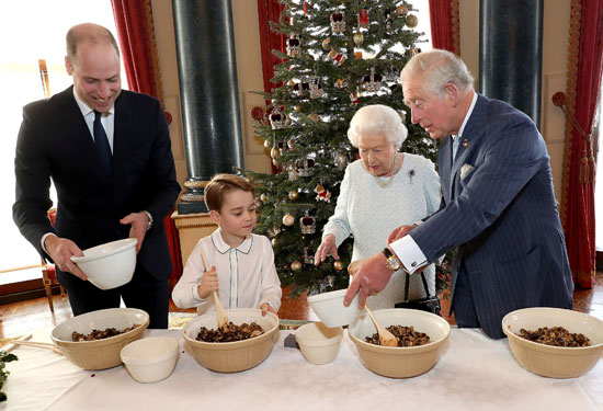 ملكة بريطانيا تشارك فى إعداد حلوى الكريسماس مع ولى العهد وأحفادها