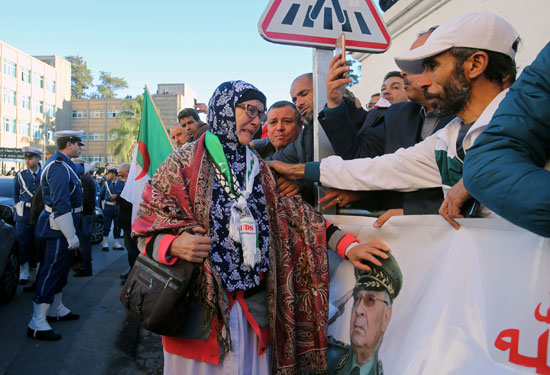 الحزن يهيمن على الجزائريين بعد وفاة قايد صالح
