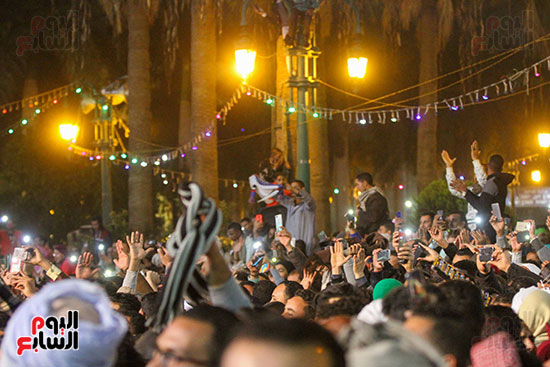 الآلاف من المصريين يختتمون احتفالاتهم بمولد الحسين (9)