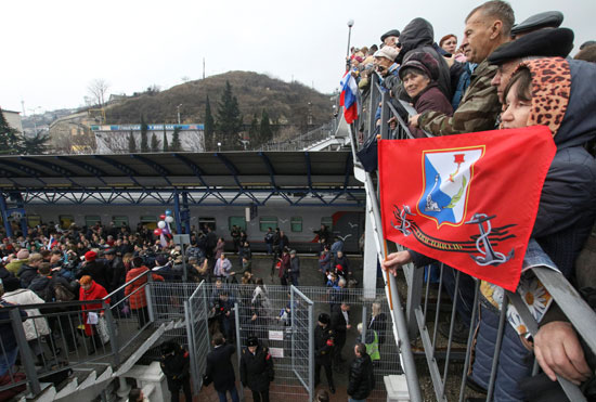 حشود تحتفى بأول قطار يصل القرم بالأراضى الروسية
