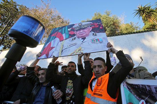 مواطنو الجزائر يرفعون صور رئيس الأركان الراحل