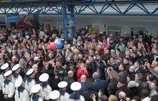 مواطنو القرم يحتفلون بقطارهم الجديد
