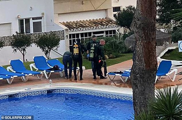 الشرطة تعاين حمامة السباحة بعد الحادثة الشرطة تعاين حمامة السباحة بعد الحادثة