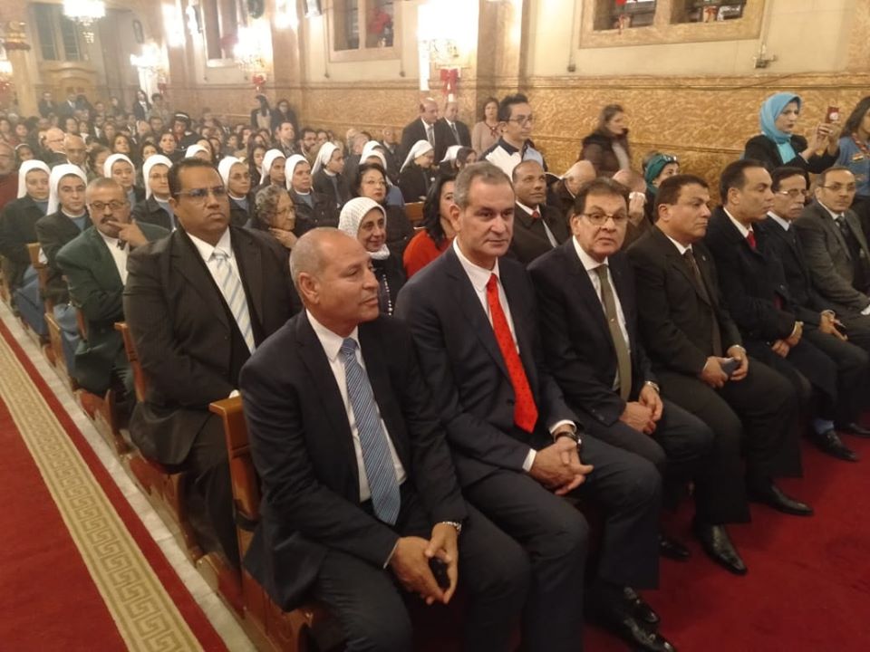 محافظ القاهرة ونائبه خلال تقديم التهنئة بعيد الميلاد (1)