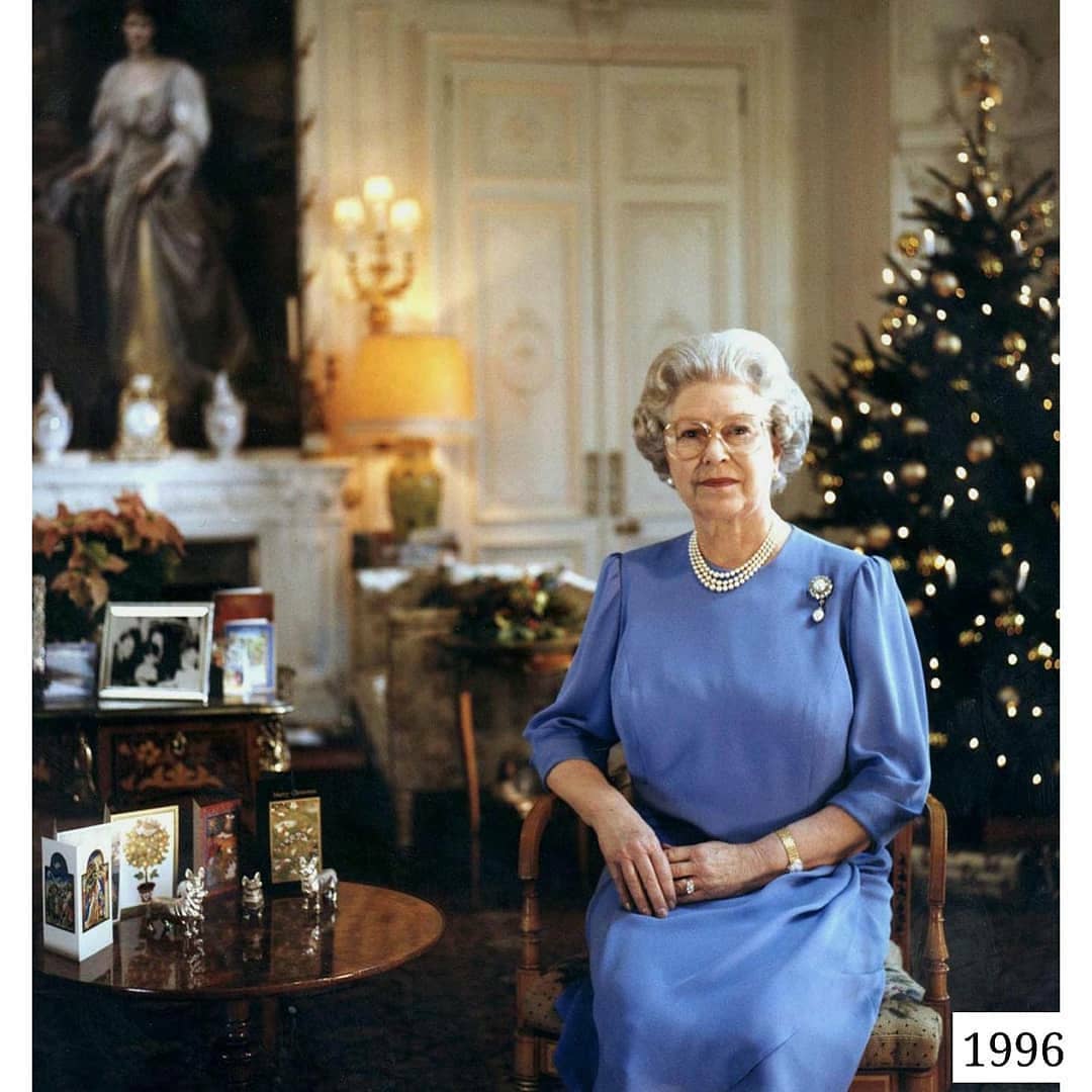 الملكة إليزابيث بفستان الكريسماس عام 1996