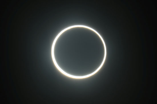 يمر القمر بين الشمس والأرض خلال كسوف شمسي حلقي في مدينة زايد في منطقة الظفرة بأبو ظبي