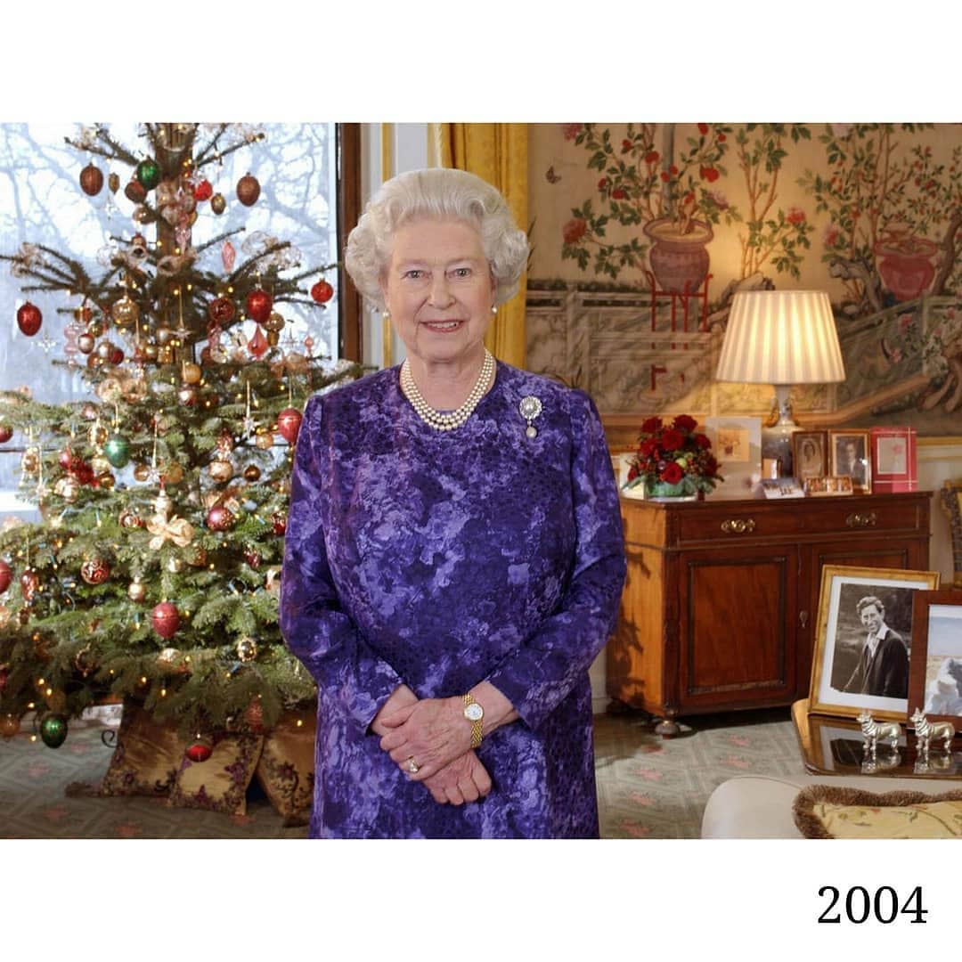 الملكة إليزابيث بفستان الكريسماس عام 2004
