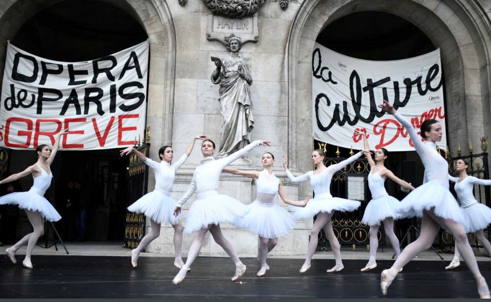 رقصة باليه فى باريس احتجاج على قرار ماكرون