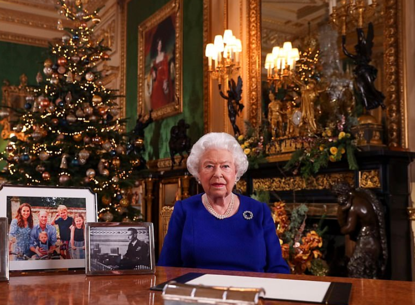 الملكة إليزابيث بفستان الكريسماس عام 2019