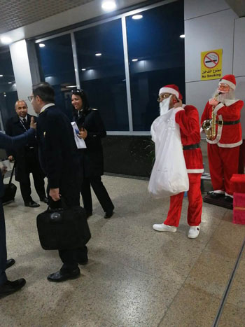 بابا نويل يستقبل السياح بالشيكولاته والهدايا بمطار القاهرة (3)