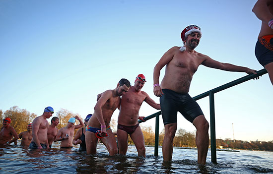 يخرج السباحون من نهر سربنتين بعد مشاركتهم في سباق الإعاقة السنوي