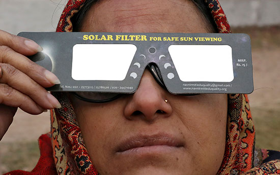 امرأة تشاهد الكسوف الشمسي فى الهند