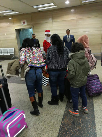 بابا نويل يستقبل السياح بالشيكولاته والهدايا بمطار القاهرة (4)