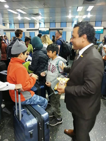 بابا نويل يستقبل السياح بالشيكولاته والهدايا بمطار القاهرة (1)