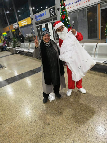 بابا نويل يستقبل السياح بالشيكولاته والهدايا بمطار القاهرة (2)