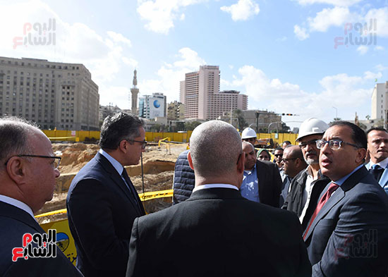 رئيس الوزراء يتفقد أعمال تطوير ميدان التحرير (3)