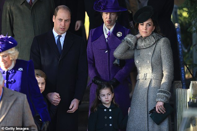 الأمير وليام وكيت ميدلتون وأبنائهما فى انتظار الملكة إليزابيث الثانية