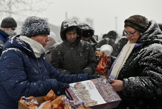 جانب من توزيع الطعام على المشردين
