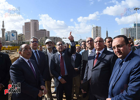 رئيس الوزراء يتفقد أعمال تطوير ميدان التحرير (4)