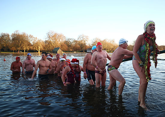 سباحون يخرجون من نهر سربنتين بعد المشاركة في سباق الإعاقة السنوي